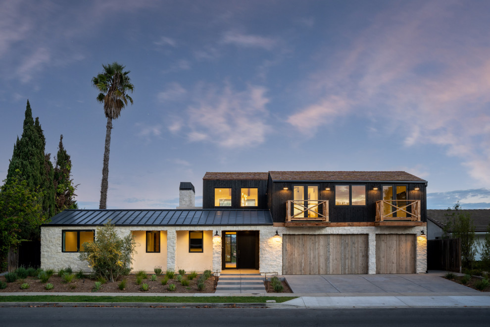 Réalisation d'une façade de maison multicolore design à un étage avec un revêtement mixte, un toit à deux pans et un toit mixte.