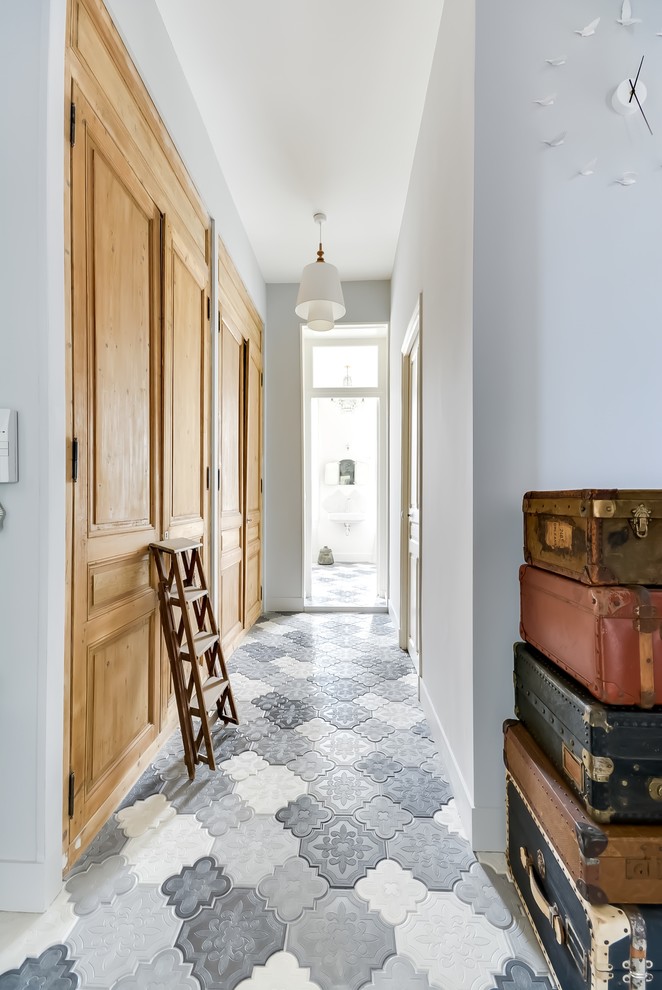 Photo of a mid-sized traditional hallway in Paris with grey walls.