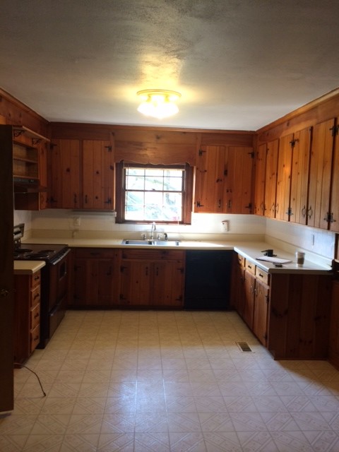 Inspiration for a transitional u-shaped eat-in kitchen remodel in Charlotte