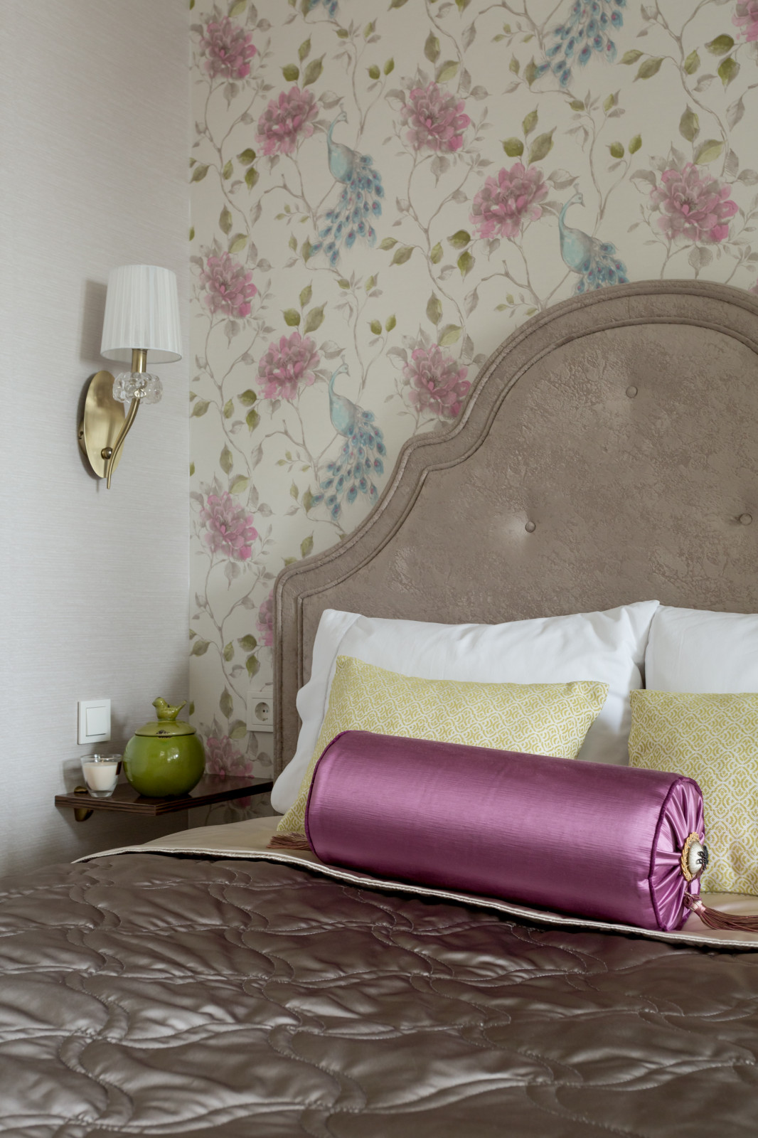 Белое, черное и яркие тона - реализованный проект квартиры в Москве.