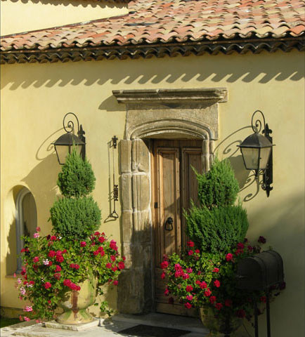 Example of a transitional entryway design in Orange County