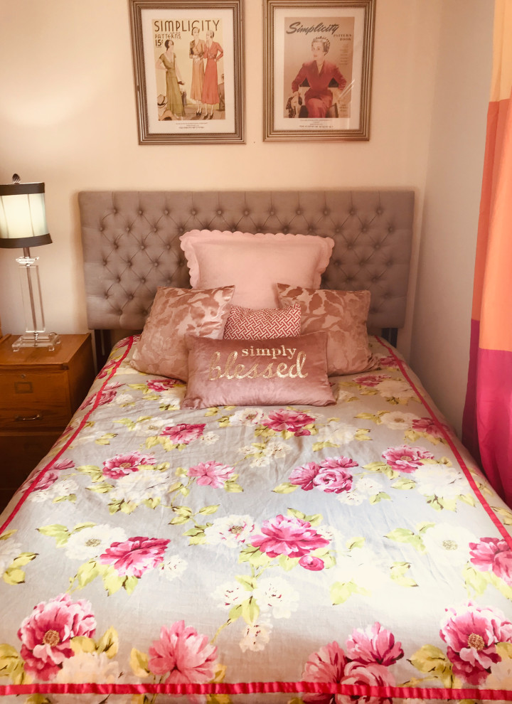 グランドラピッズにある小さなシャビーシック調のおしゃれな寝室 (ベージュの壁、カーペット敷き、ベージュの床) のインテリア