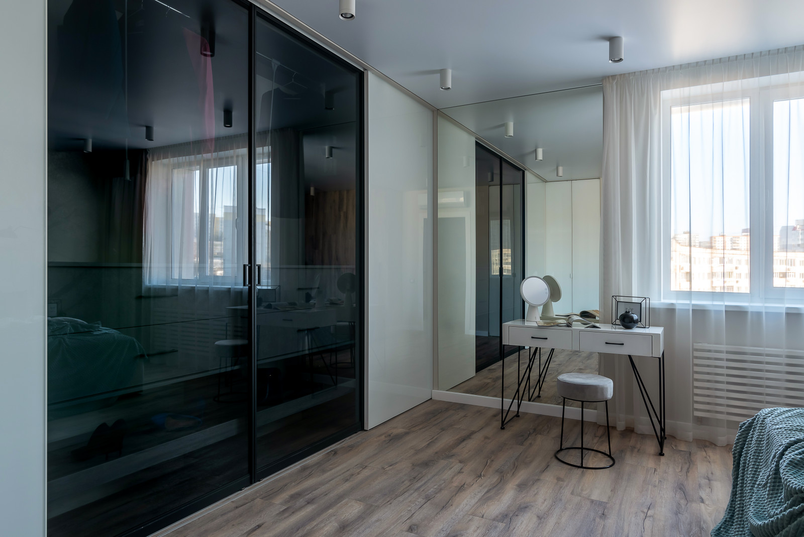 Угловой шкаф с раздвижными и распашными дверьми в ЖК Оникс