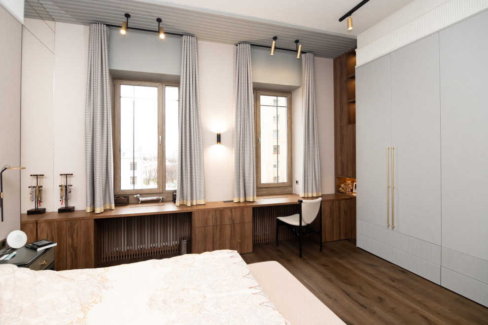 Меблировка спальни: шкаф, стеллаж и стол-подоконник