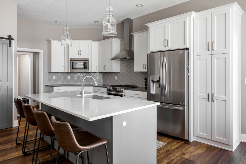 Kitchen - transitional kitchen idea