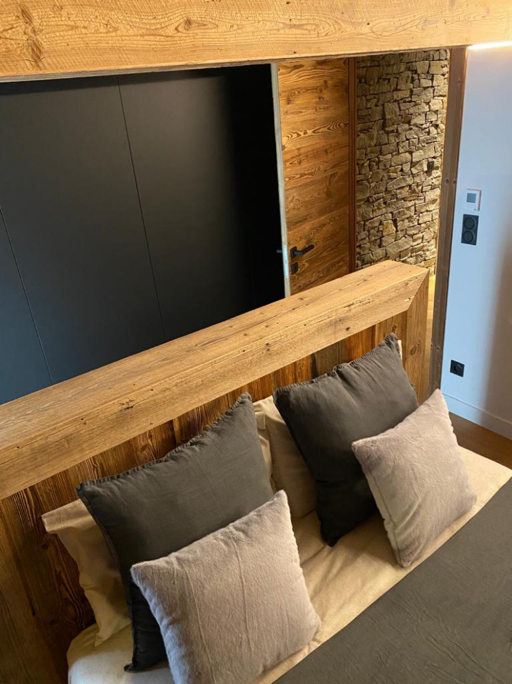 Inspiration pour une grande chambre parentale chalet en bois avec un mur blanc, un sol en bois brun et un plafond en bois.