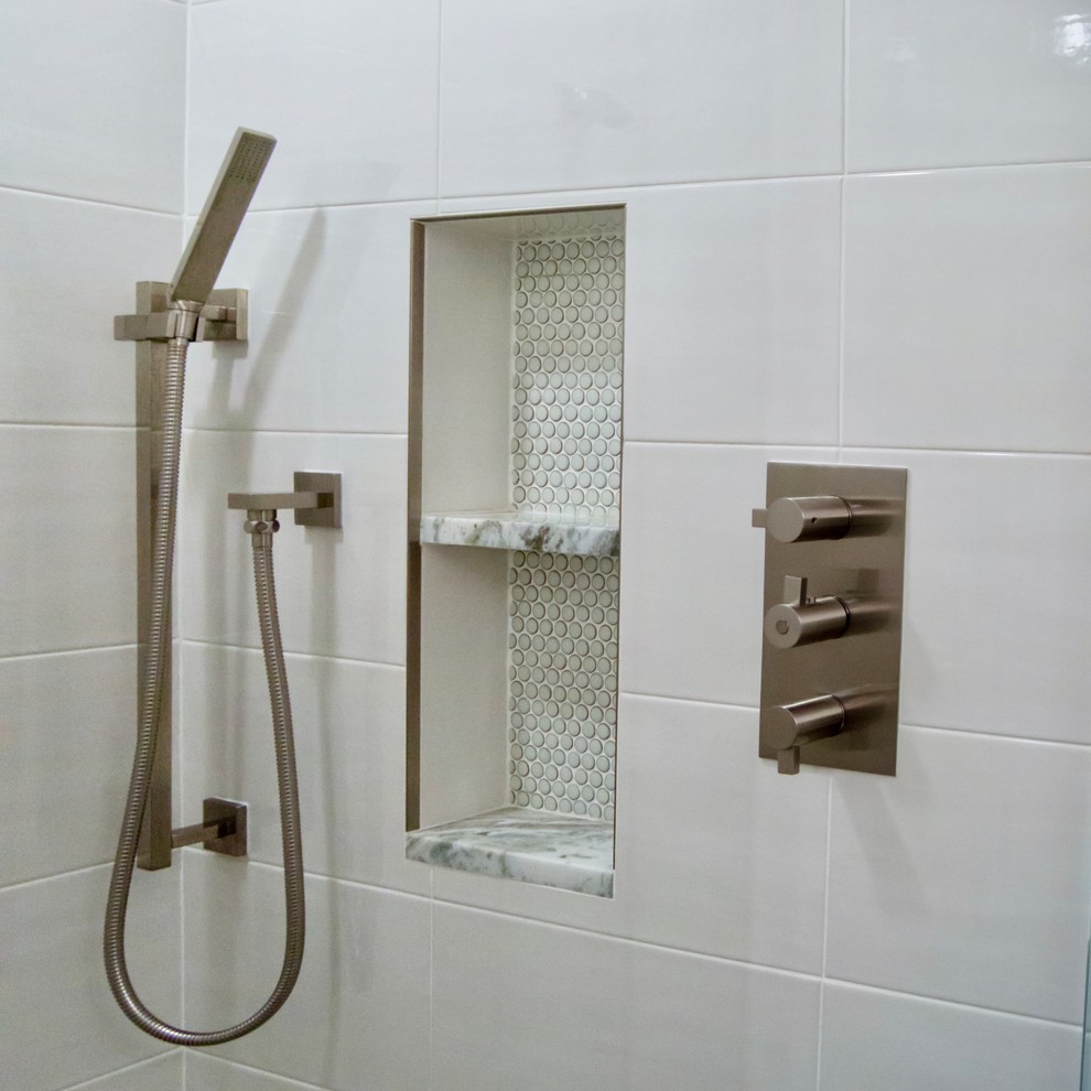 Modelo de cuarto de baño único y a medida minimalista pequeño con armarios con paneles empotrados, puertas de armario grises, baldosas y/o azulejos blancos, paredes blancas, aseo y ducha, lavabo integrado, encimera de granito, suelo marrón y encimeras marrones