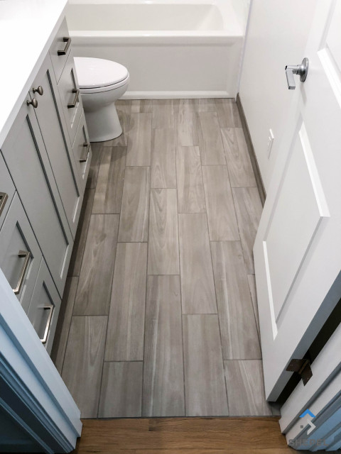 Sleek and Neutral Style Bathroom Remodel klassisch-modern-badezimmer