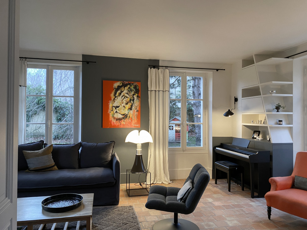 Пример оригинального дизайна: маленькая гостиная комната в современном стиле с серыми стенами и полом из терракотовой плитки для на участке и в саду