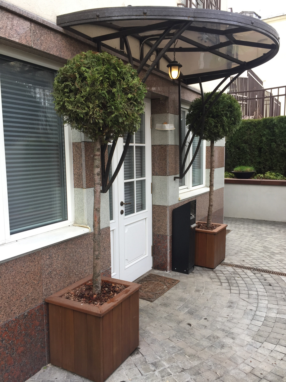 Территория около офиса.