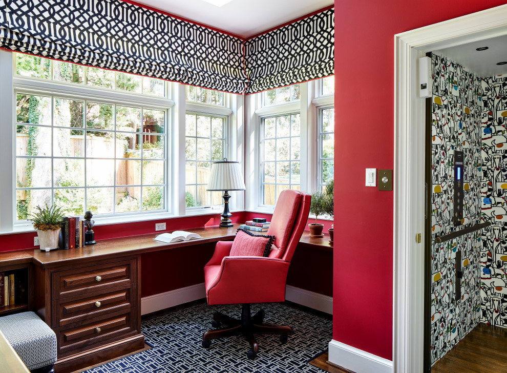 Источник вдохновения для домашнего уюта: кабинет в стиле неоклассика (современная классика) с красными стенами, паркетным полом среднего тона, встроенным рабочим столом и коричневым полом без камина