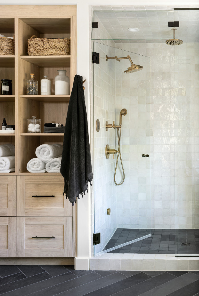 Inspiration för ett stort lantligt grå grått en-suite badrum, med släta luckor, bruna skåp, ett fristående badkar, en hörndusch, grå kakel, glaskakel, grå väggar, skiffergolv, ett undermonterad handfat, grått golv och dusch med gångjärnsdörr
