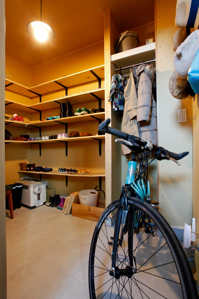 Inspiration for a scandinavian storage and wardrobe in Sapporo.