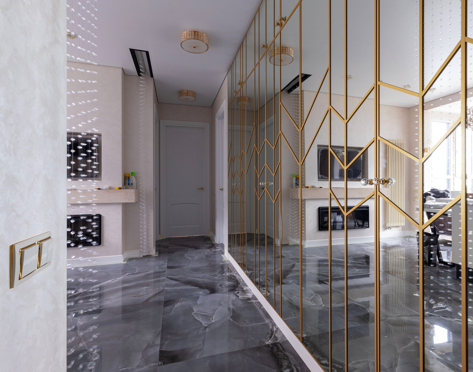 Зеркальный шкаф с распашными дверьми