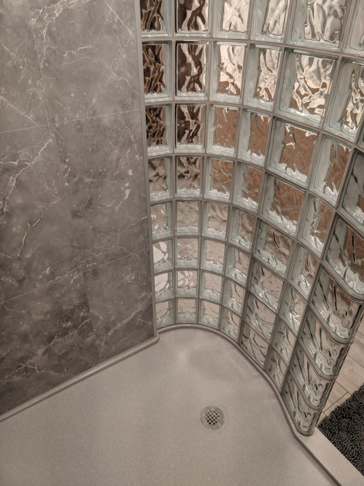 Bild på ett mellanstort vintage en-suite badrum, med en öppen dusch, marmorkakel, beiget golv och med dusch som är öppen