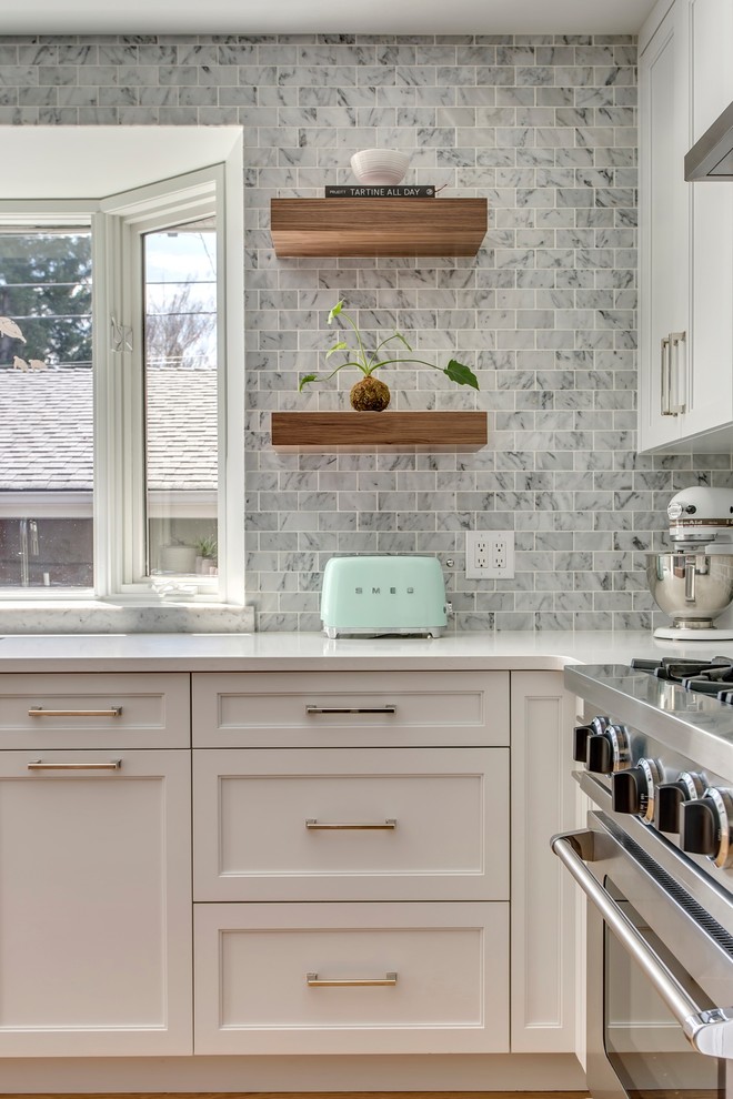 Kitchen - transitional kitchen idea in Calgary