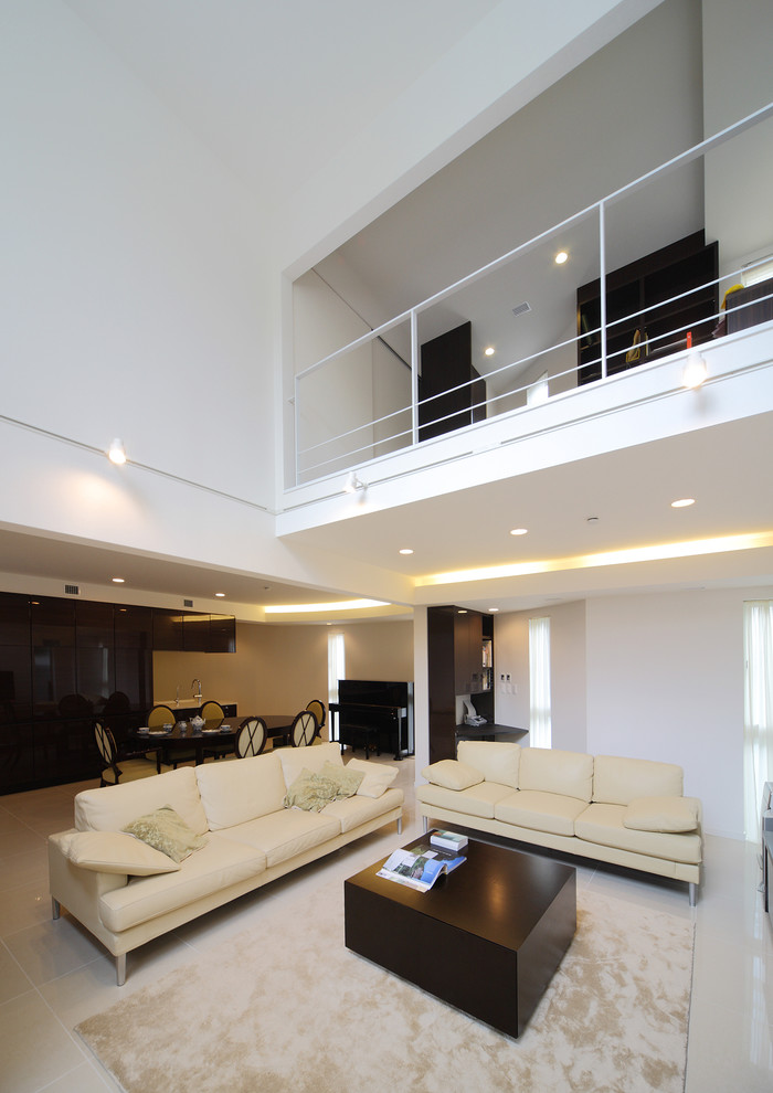 Contemporary living room in Tokyo with white walls, marble floors and beige floor.