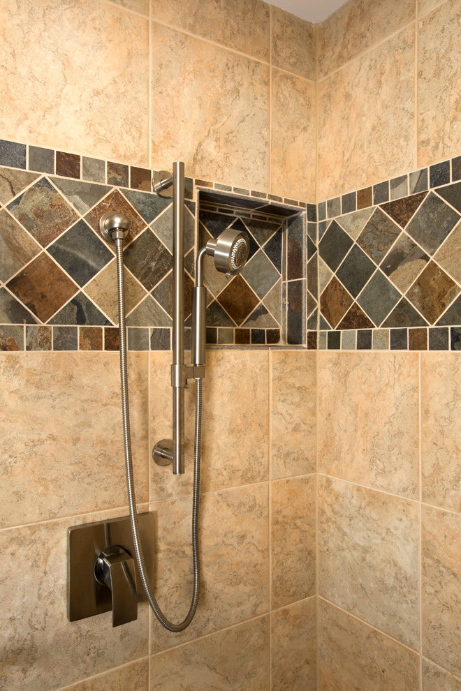 Idéer för mellanstora amerikanska en-suite badrum, med ett fristående handfat, släta luckor, skåp i ljust trä, granitbänkskiva, en dusch i en alkov, brun kakel, beige väggar, skiffergolv och en toalettstol med separat cisternkåpa