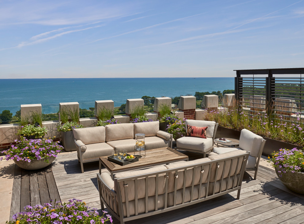 Design ideas for an expansive transitional rooftop and rooftop deck in Chicago with with privacy feature and no cover.