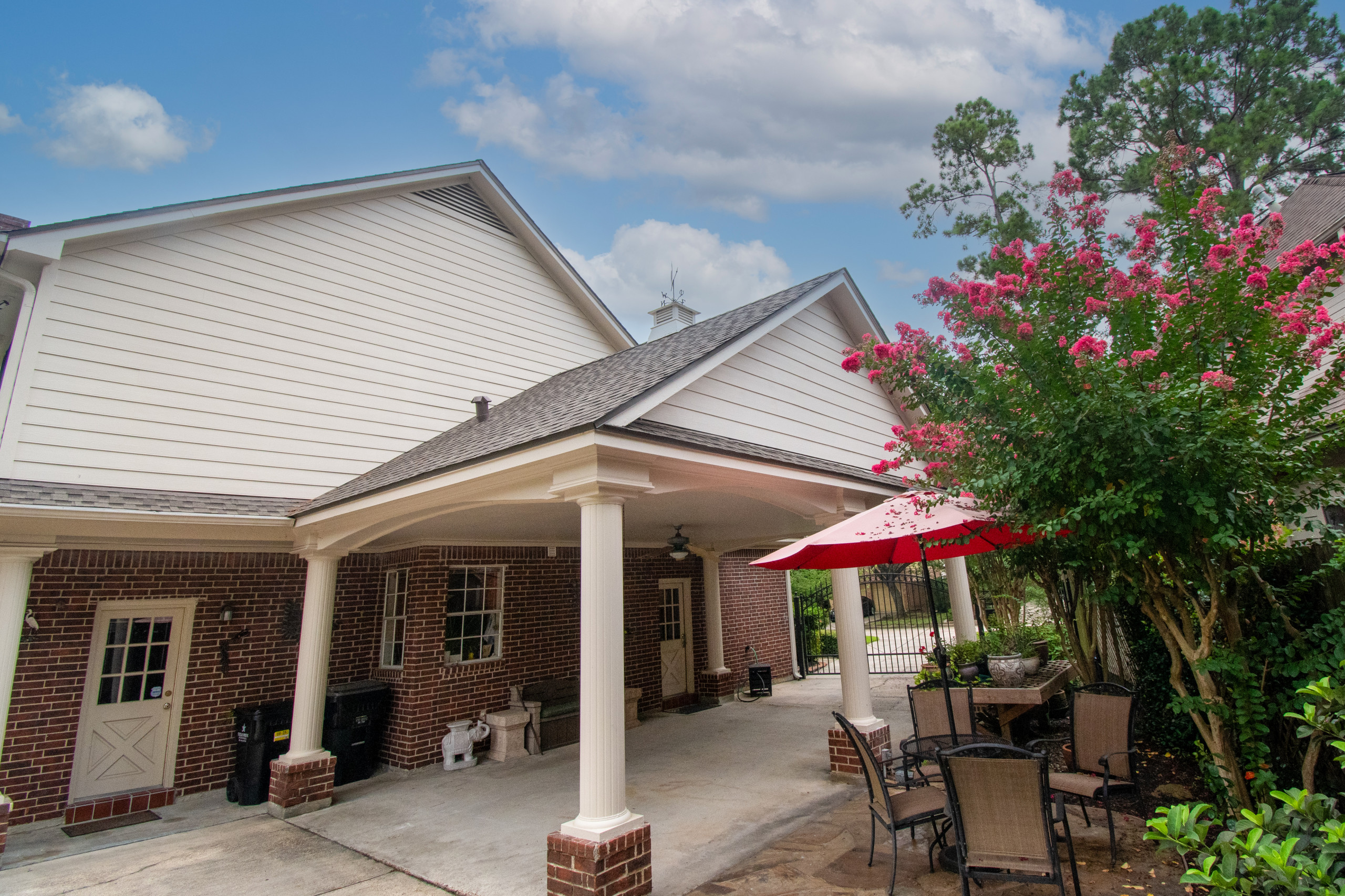 This project is a perfect example of what homeowners in Cypress, Tomball, Champions, and Northwest Houston often face when exterior repairs are completed in stages instead of all at once. About ten ye