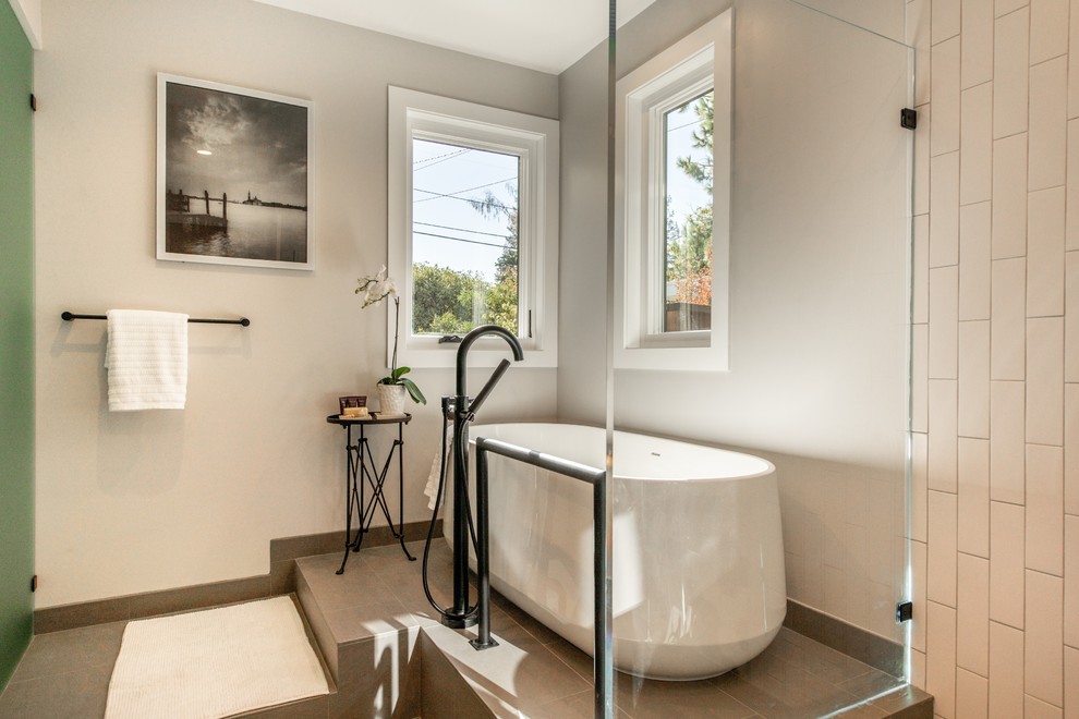 Modernes Badezimmer mit flächenbündigen Schrankfronten, dunklen Holzschränken, freistehender Badewanne, Aufsatzwaschbecken, grauem Boden, bunter Waschtischplatte, Doppelwaschbecken und schwebendem Waschtisch in San Francisco