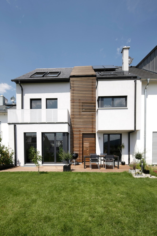 This is an example of a mid-sized modern side yard deck in Frankfurt with no cover.