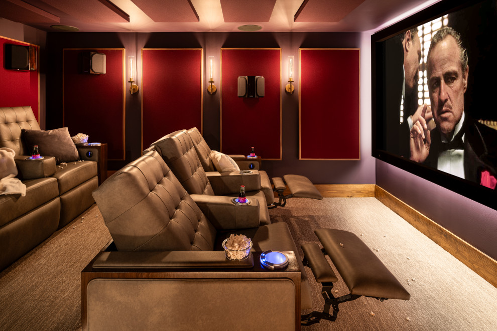 Ejemplo de cine en casa cerrado ecléctico con paredes púrpuras, moqueta, televisor colgado en la pared y suelo beige