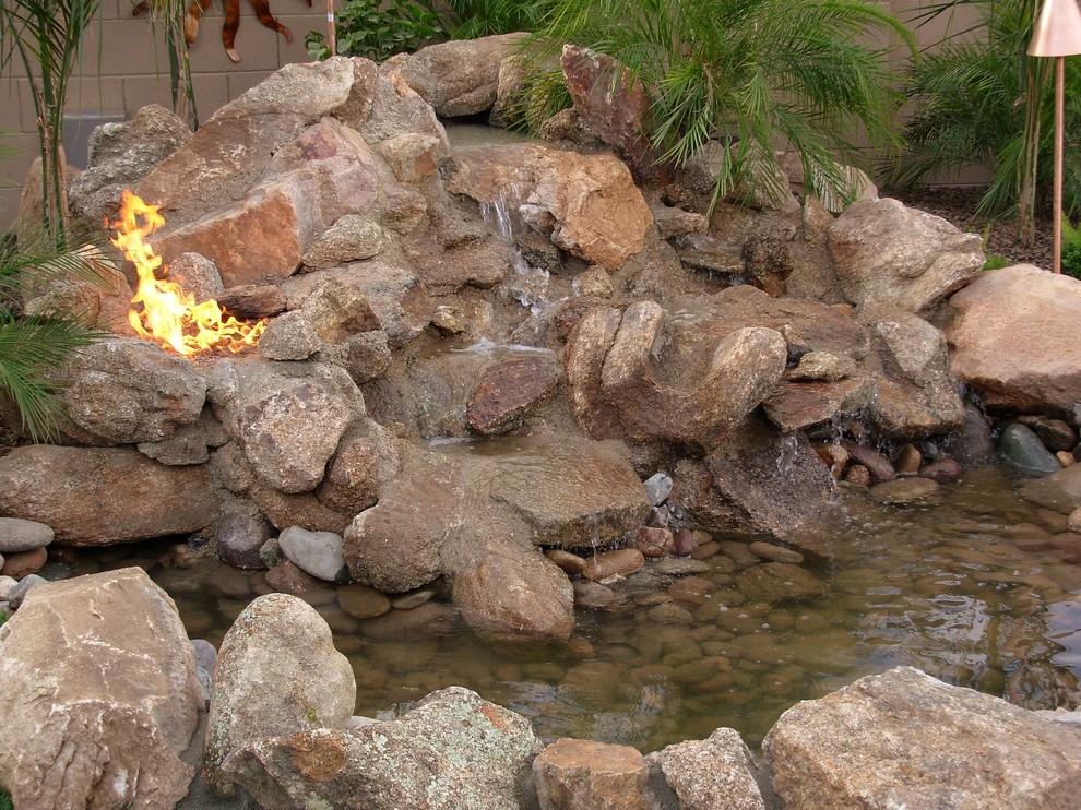 Mid-sized traditional backyard garden in Phoenix with a water feature.