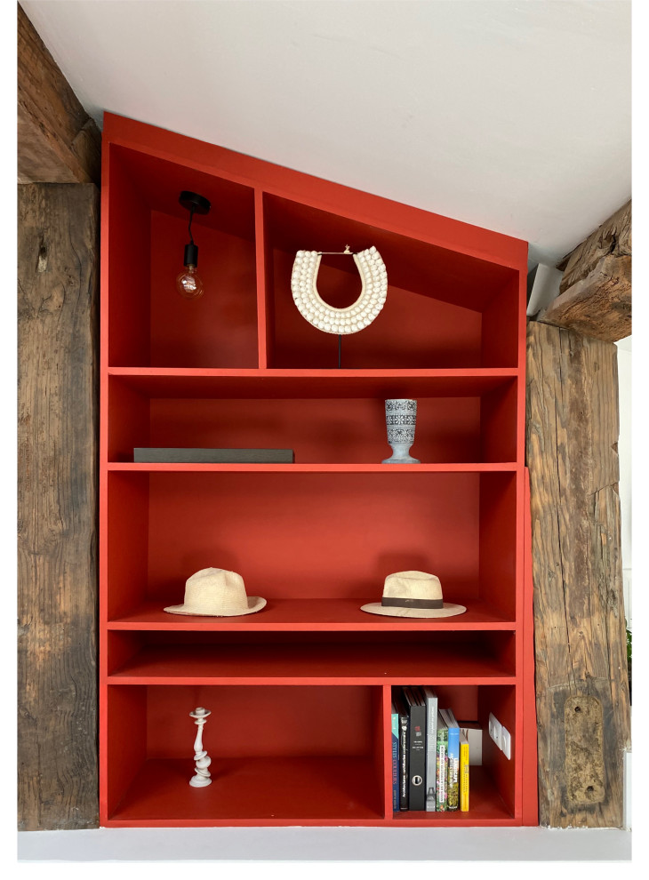 Réalisation d'une armoire encastrée de taille moyenne et neutre avec des portes de placard rouges.
