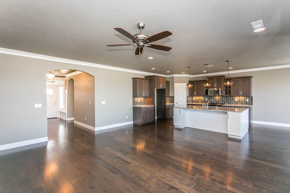 Example of a transitional home design design in Seattle