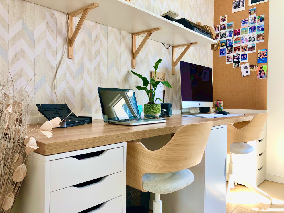 Réalisation d'un petit bureau nordique avec un mur beige, parquet clair, un bureau intégré, du papier peint, aucune cheminée et un sol beige.