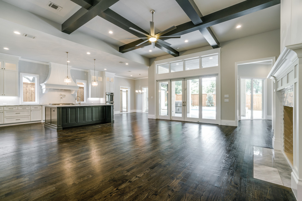 Transitional home design photo in Dallas