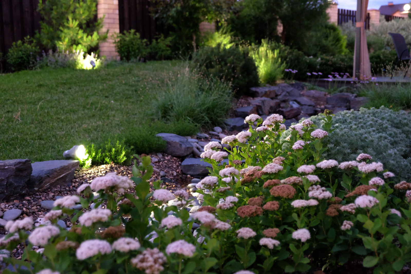 Сад с рельефом