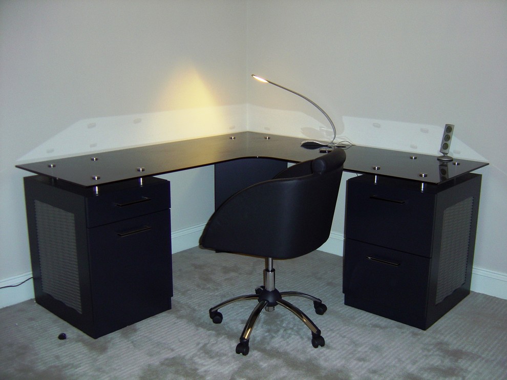 Example of a minimalist home office design in Manchester