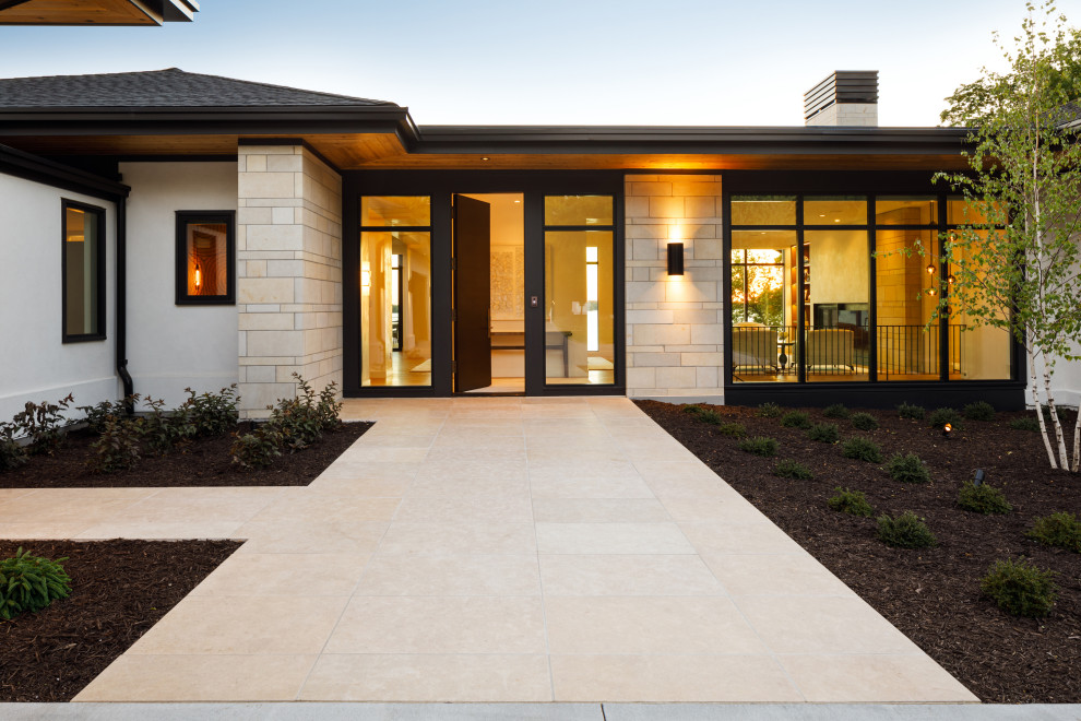 Contemporary front yard garden in Minneapolis with natural stone pavers.