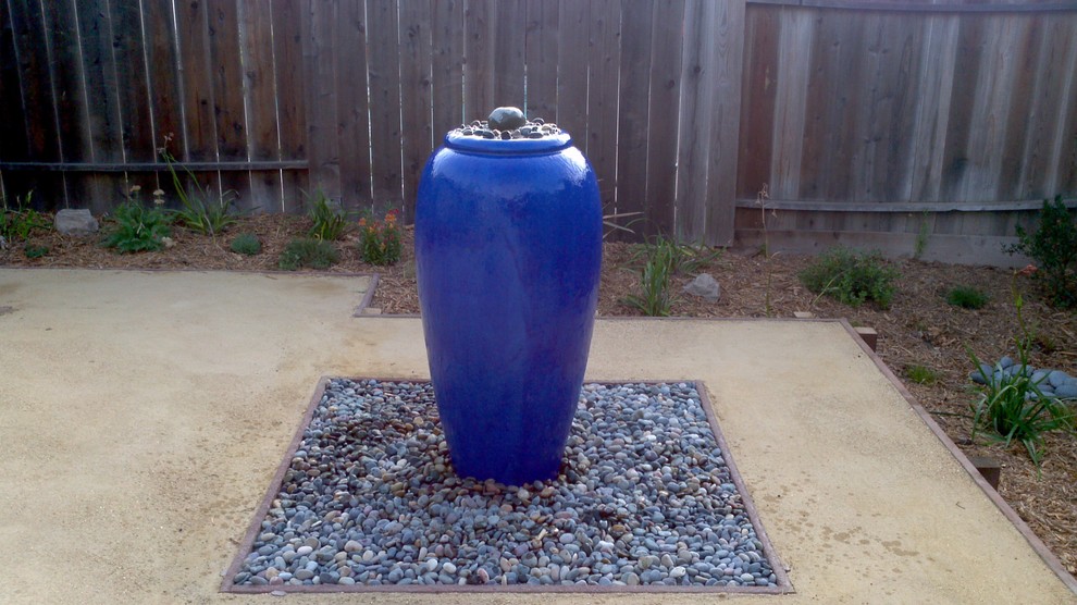 This is an example of a small backyard partial sun garden in San Francisco with gravel.