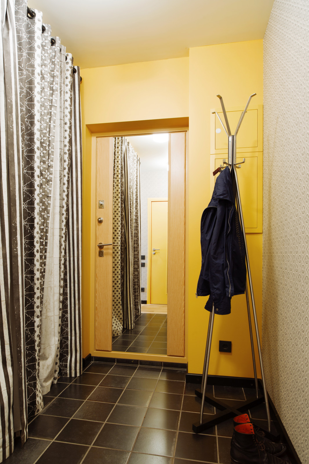 Квартира - студия: солнечная прихожая. Идеальное решение для тёмной прихожей.