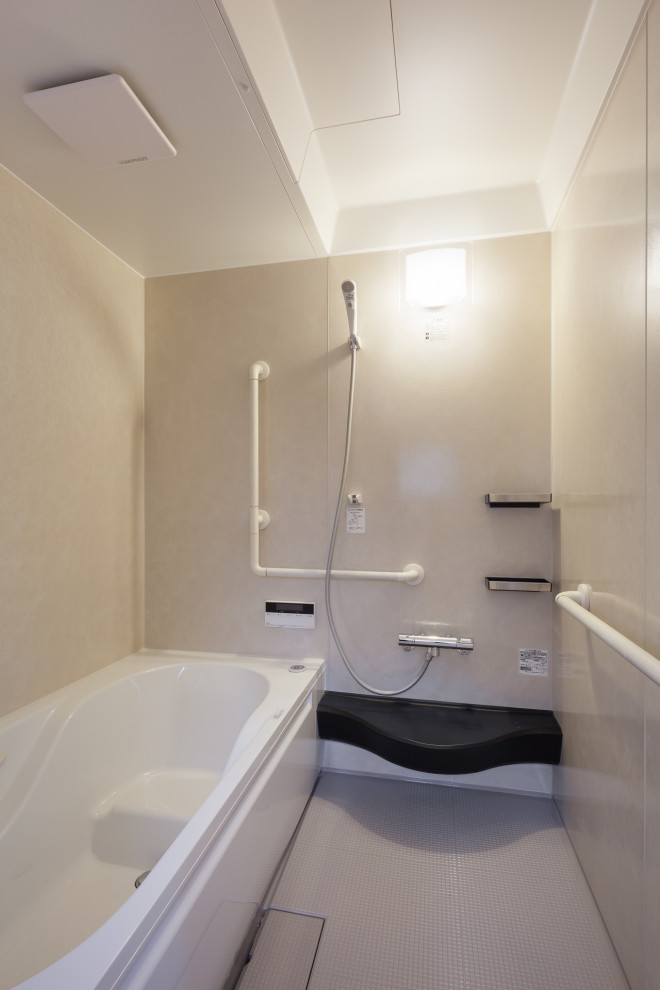 This is an example of a contemporary bathroom in Tokyo Suburbs.