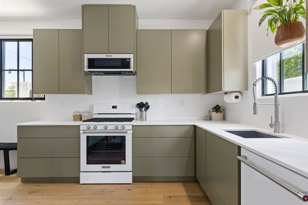 Small minimalist l-shaped kitchen photo in Phoenix