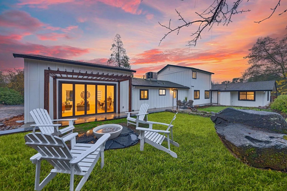 Huge cottage home design photo