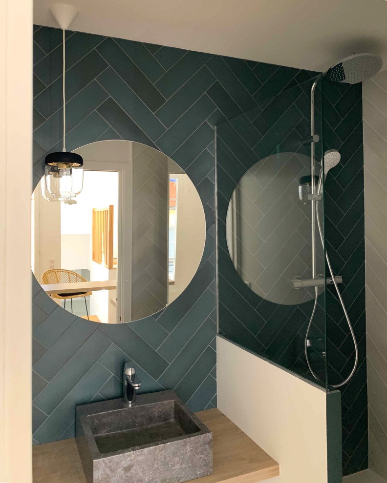 Foto di una piccola stanza da bagno contemporanea con ante verdi, piastrelle verdi, porta doccia scorrevole e panca da doccia