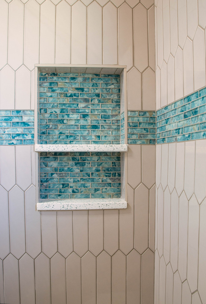 Idée de décoration pour une petite douche en alcôve marine pour enfant avec des portes de placard turquoises, un carrelage bleu, des carreaux de porcelaine, un mur gris, un plan de toilette en quartz modifié et une cabine de douche à porte battante.