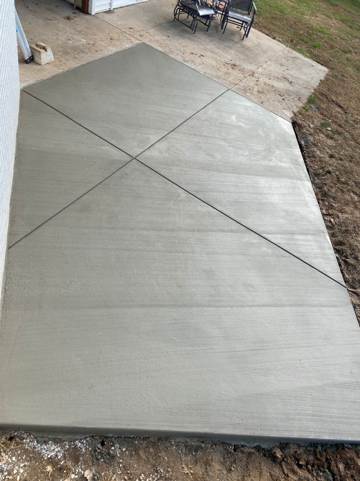 Mid-sized backyard concrete patio photo