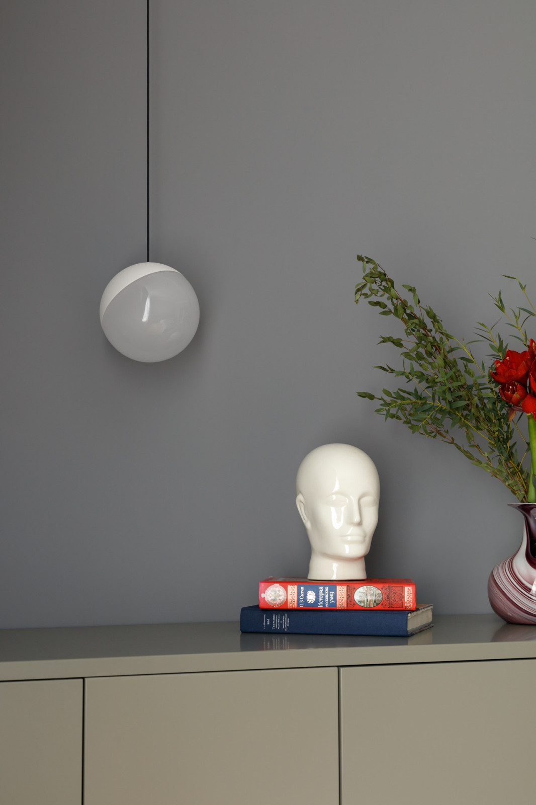 Комод в спальне (детали)