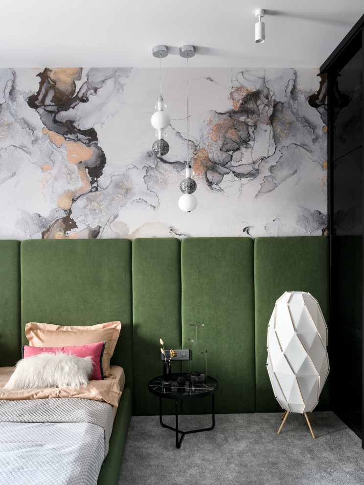 Стильный дизайн: хозяйская спальня среднего размера в современном стиле с серыми стенами, ковровым покрытием, серым полом, панелями на части стены и акцентной стеной - последний тренд