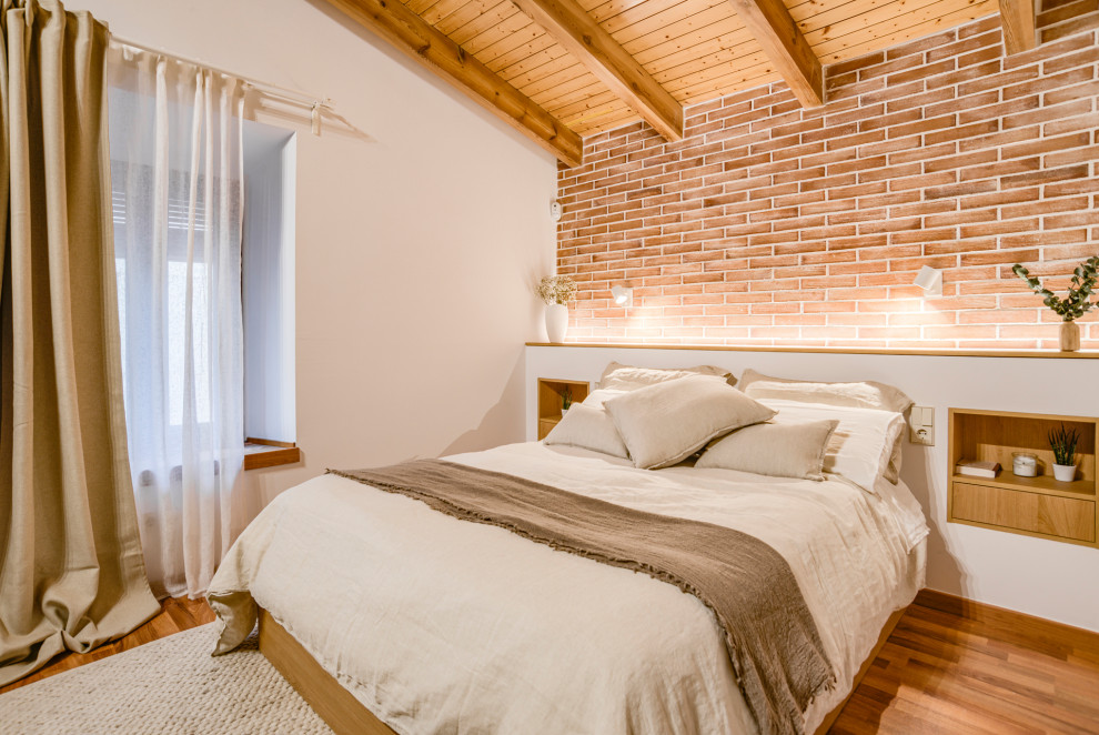 Cette photo montre une chambre parentale blanche et bois éclectique de taille moyenne avec un mur blanc, un sol en bois brun, un plafond en bois et un mur en parement de brique.