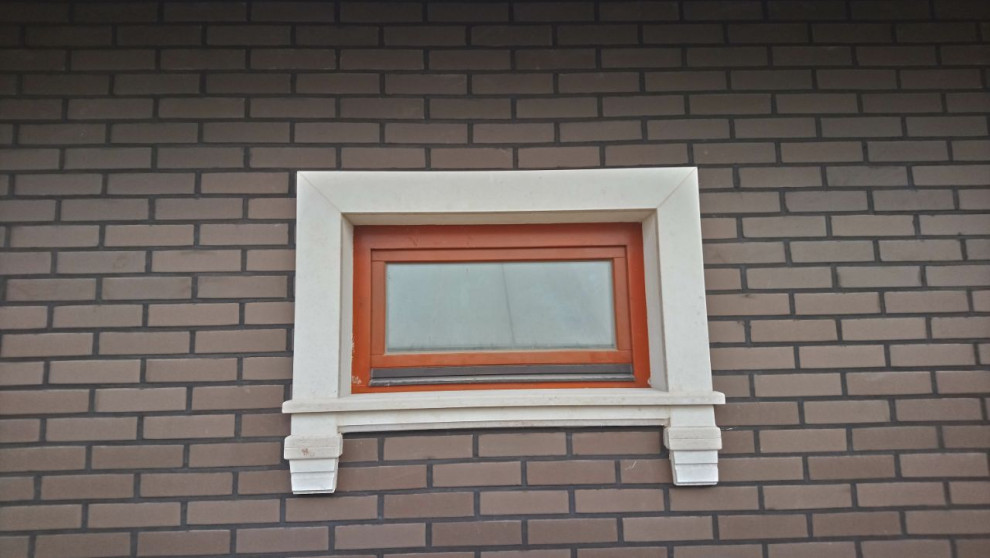 Облицовка окон и замковые камни из мрамора.