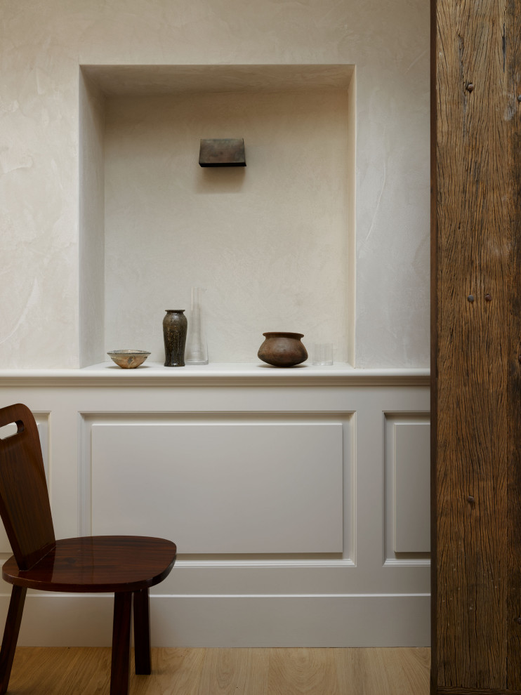 Свежая идея для дизайна: коридор в стиле кантри с бежевыми стенами, деревянным полом и коричневым полом - отличное фото интерьера