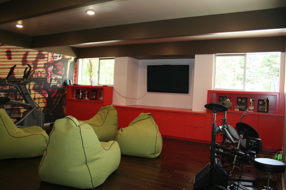 This is an example of a contemporary home gym in Los Angeles.