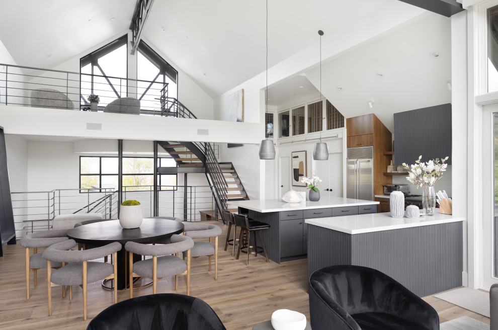 На фото: кухня-столовая среднего размера в стиле ретро с белыми стенами, паркетным полом среднего тона, коричневым полом и сводчатым потолком